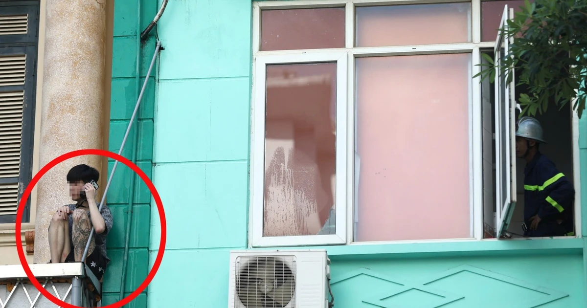 Nam thanh niên nghi 'ngáo đá' ngồi vắt vẻo ở lan can tầng 2 ngôi nhà