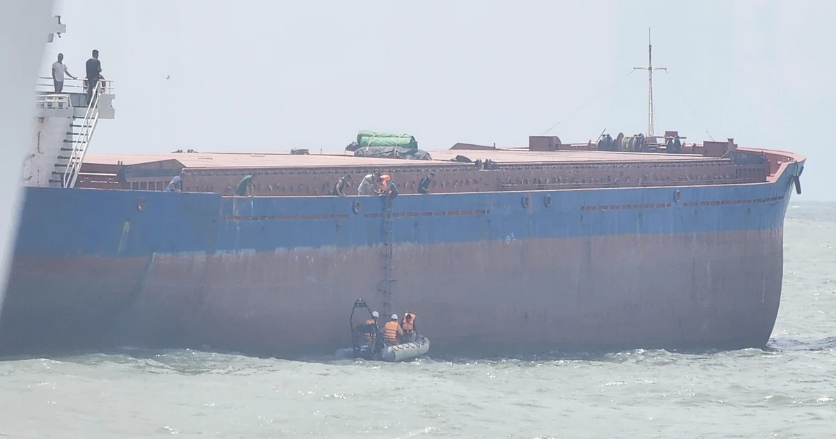 Giải cứu thành công 4 thuyền viên trôi dạt trên biển