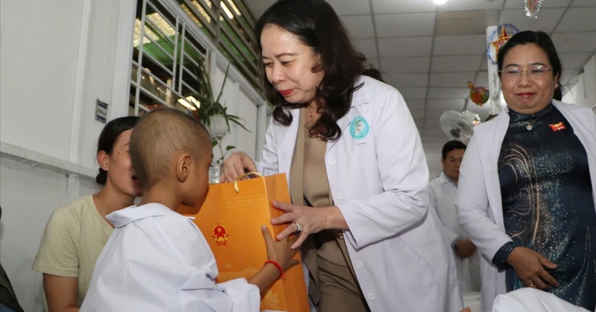 Phó Chủ tịch nước Võ Thị Ánh Xuân mang Tết Trung thu ấm áp đến với trẻ em nghèo Cần Thơ