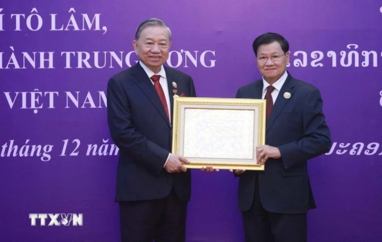 Lào trao tặng Tổng Bí thư Tô Lâm Huân chương Vàng Quốc gia