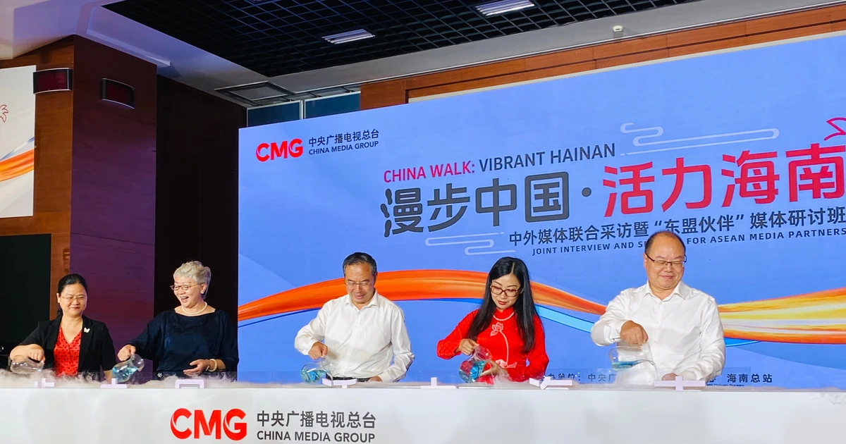 Có gì ở cảng thương mại tự do lớn nhất thế giới?