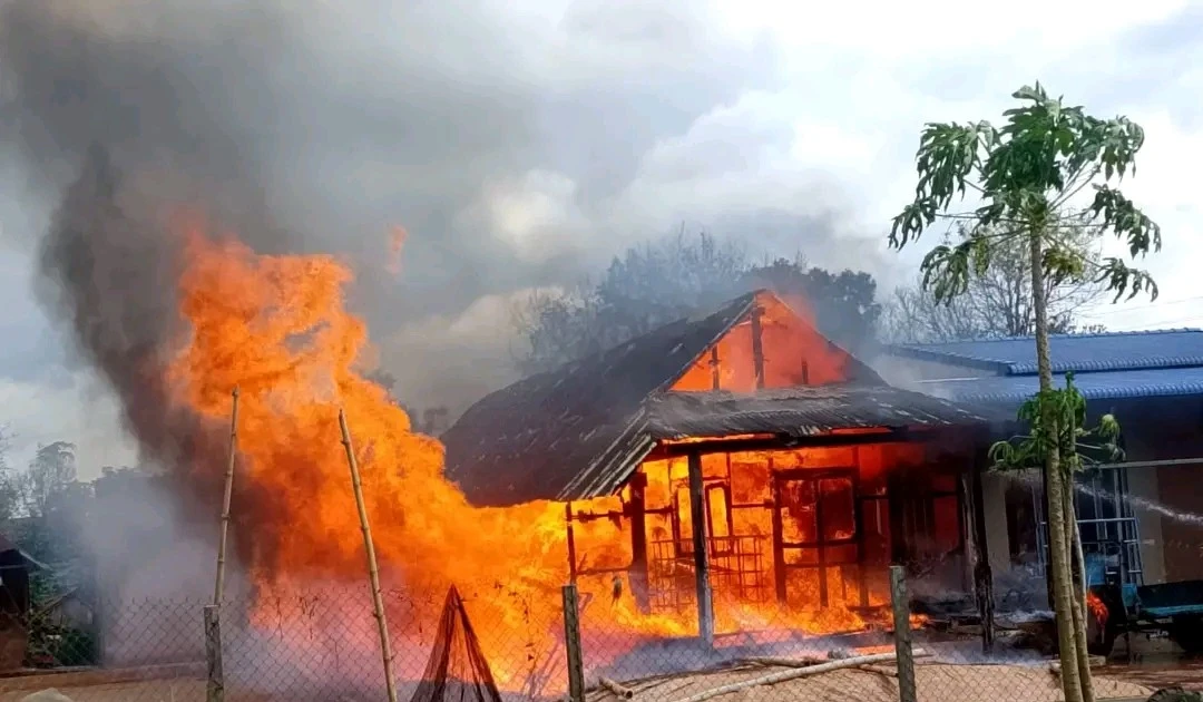 Căn nhà dài truyền thống ở Đắk Lắk bị thiêu rụi trong biển lửa