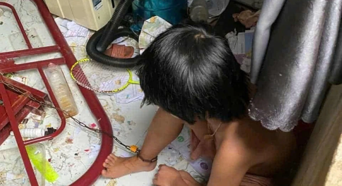 Thông tin bất ngờ vụ hai bé gái bị bố ruột nhốt, xích chân vào thành giường