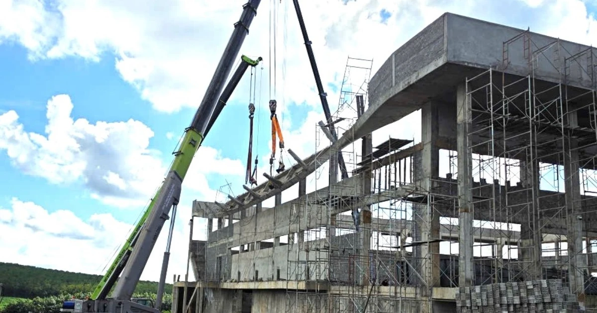 Nhà thi đấu hơn 22 tỷ đồng bất ngờ sập một phần khi chưa hoàn thành