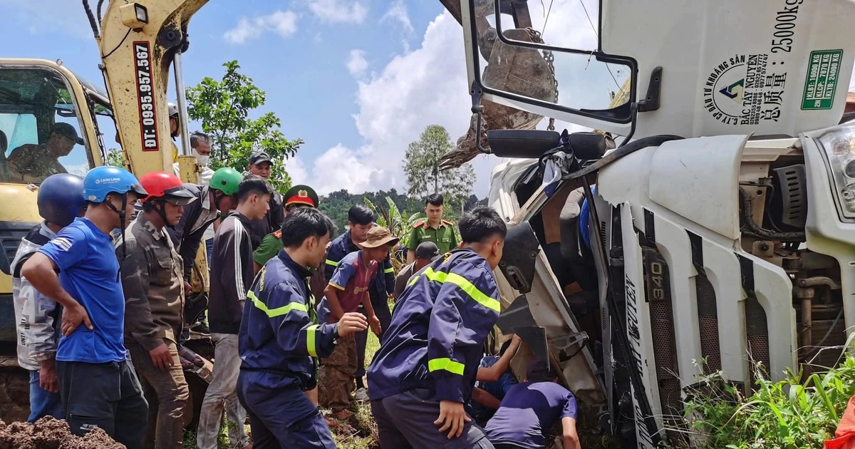 Phá cửa, cứu người mắc kẹt trong ca bin xe chở bê tông bị lật