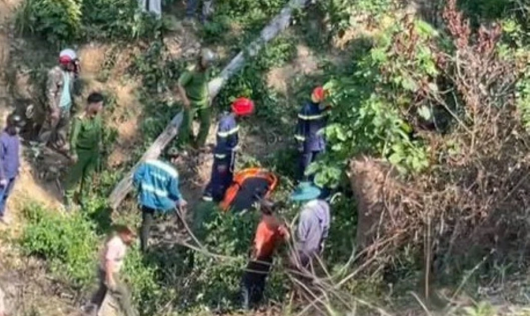Đạp xe 'phượt' qua đèo, hai học sinh lao xuống vực sâu 50m