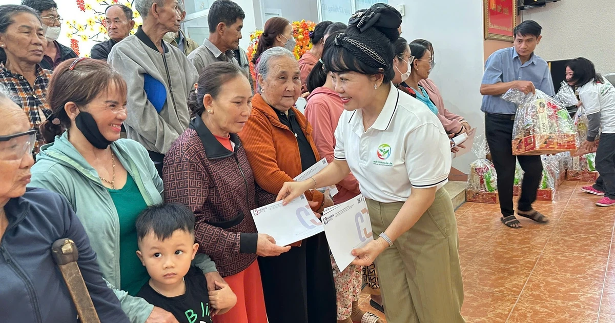 Trao 160 suất quà Tết cho người dân xã vùng lũ Đắk Lắk