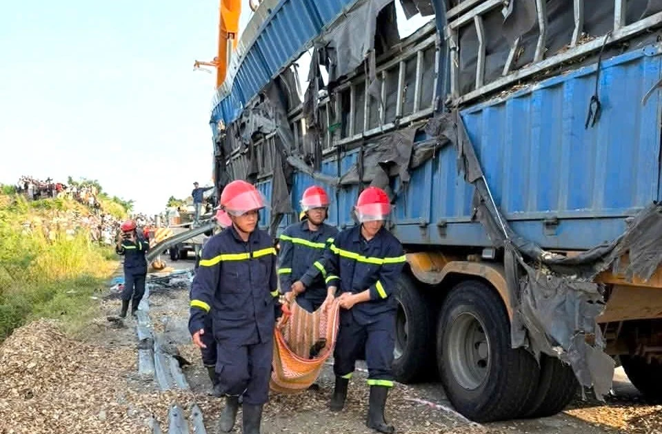 Container lấn làn, 3 người tử vong ở Đắk Lắk