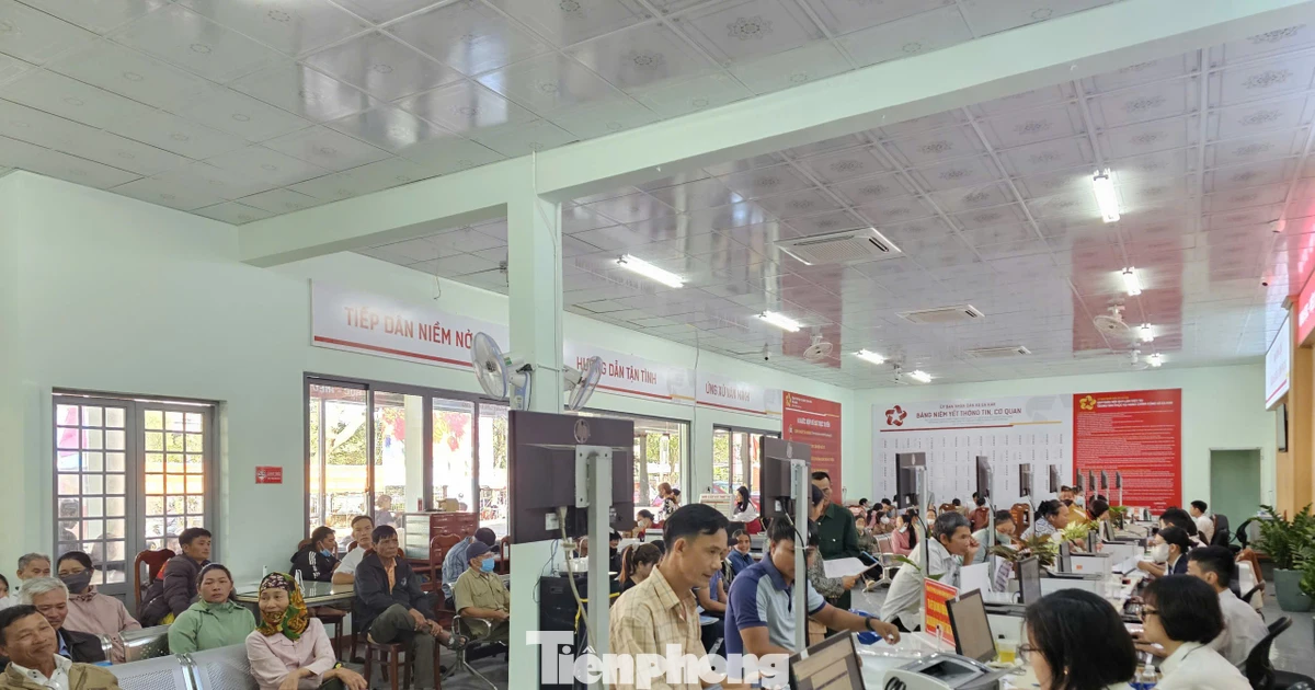 Vụ dùng gạch đá 'đặt chỗ' dịch vụ hành chính công: Vì sao người dân nườm nượp đi từ 4-5 giờ sáng?