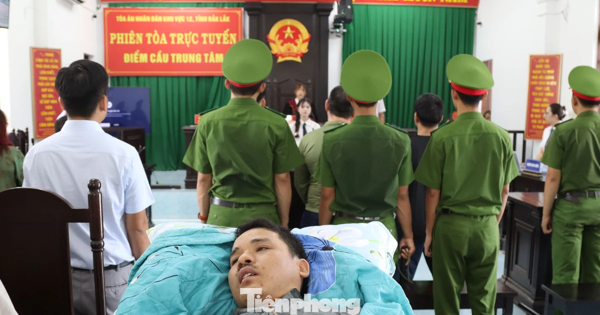 Người 'bị đánh đến thân tàn ma dại’ nằm trên cáng dự toà 3 kẻ đánh mình