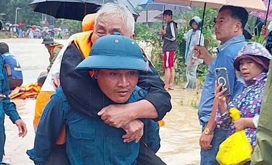 Dầm mưa cứu dân trong dòng lũ dữ ở Đắk Lắk