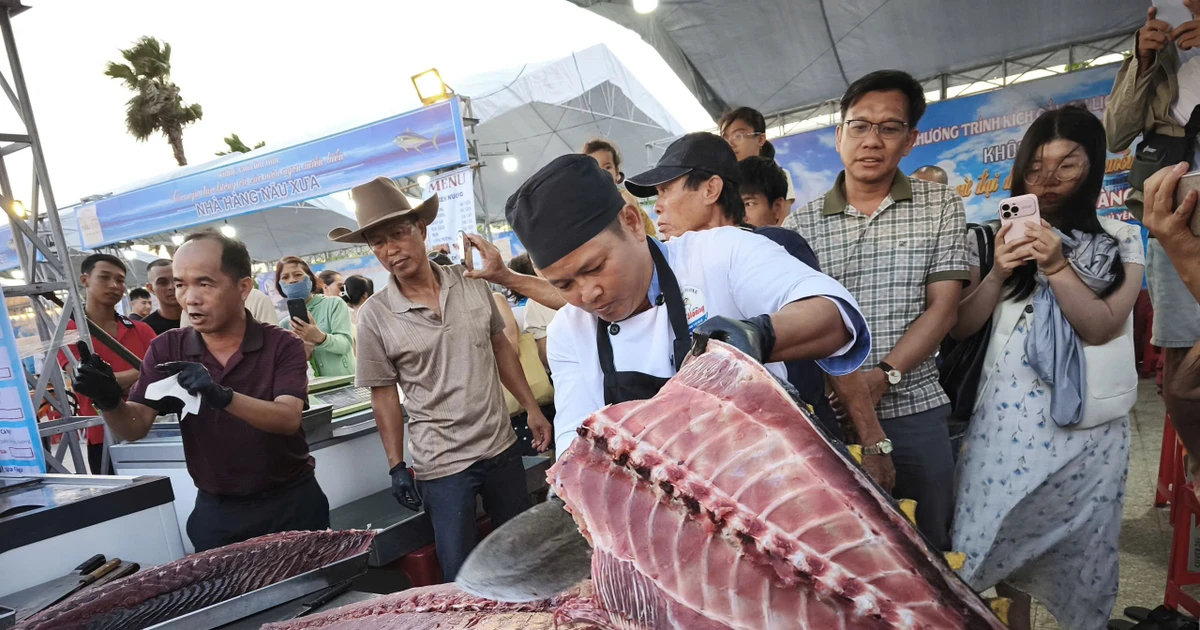 Tận thấy màn xẻ cá ngừ đại dương ở 'sân khấu ngoài trời'