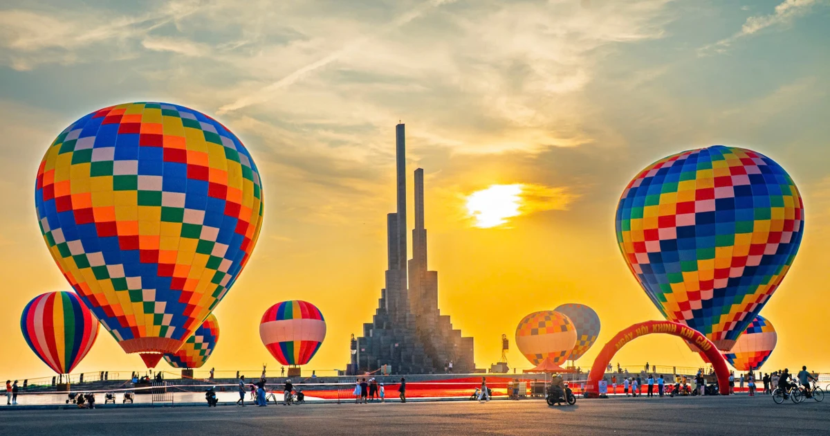 Khinh khí cầu nhuộm rực trời vùng biển