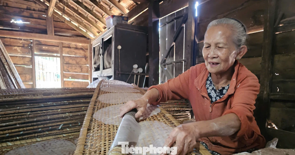 Làng bánh tráng 40 năm ở Đắk Lắk hối hả vào vụ Tết