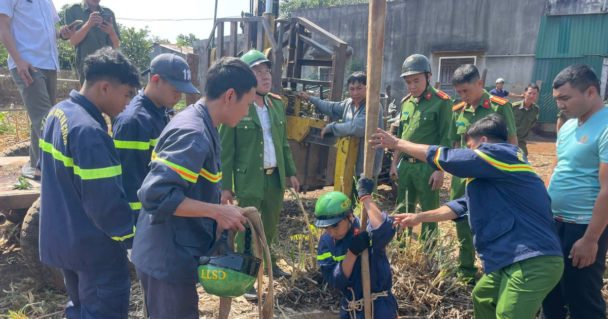 CLIP: Nghẹt thở giải cứu bé trai rơi xuống giếng sâu hun hút ở Đắk Lắk