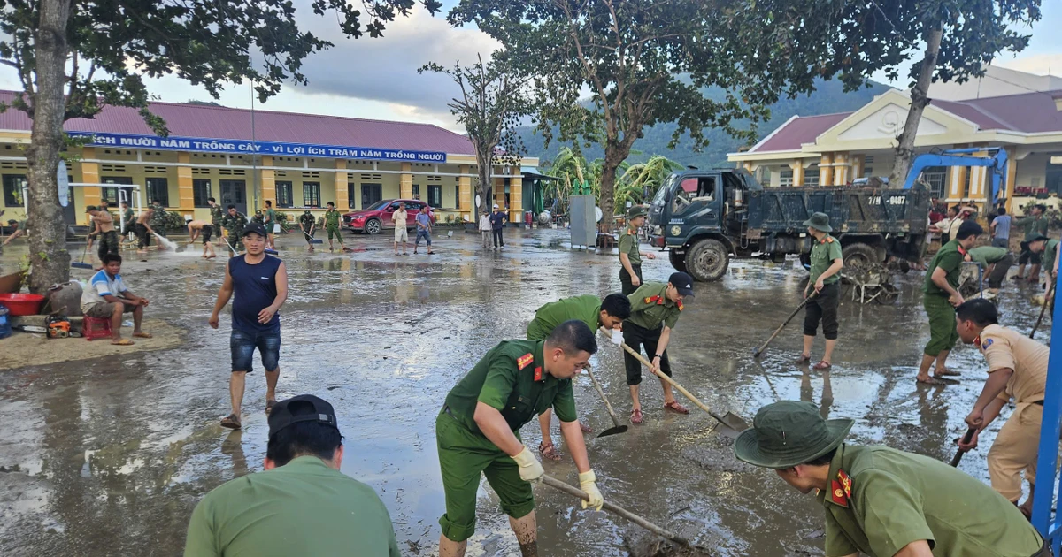 Công an Đắk Lắk tăng cường hàng trăm cán bộ, chiến sĩ giúp dân khắc phục hậu quả bão lũ