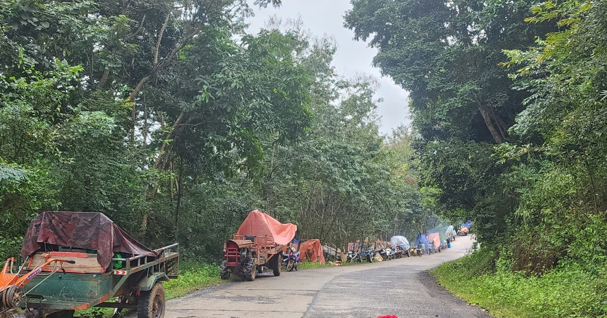 Sống gần hồ thủy điện đang xả nước, 200 người tháo chạy, dựng nhà trên xe công nông