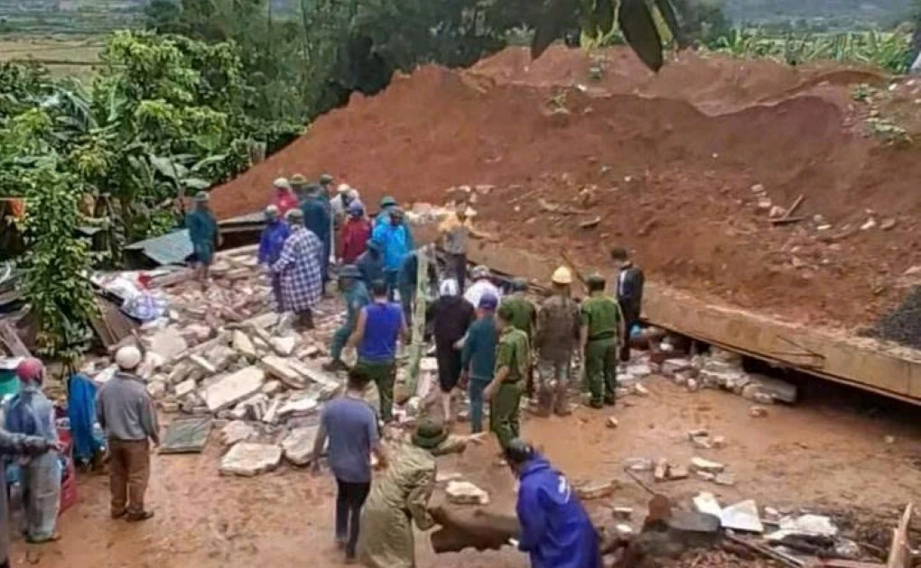 Tường chắn đất đè bẹp nhà hàng xóm khiến 2 cha con tử vong