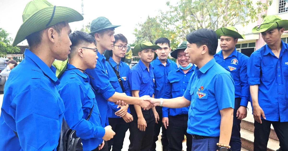 Bí thư Tỉnh Đoàn Đắk Lắk kết nối, tặng hơn 1 tỷ đồng cho 49 hộ dân vùng tâm lũ Đắk Lắk