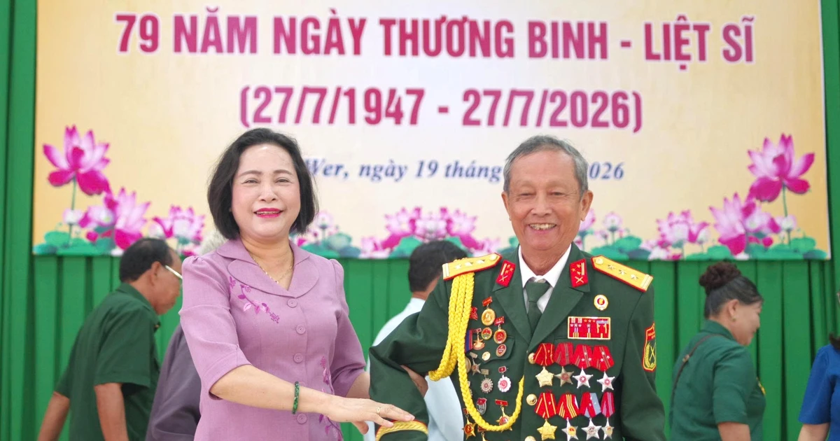 Phó Chủ tịch Quốc hội thăm, tặng quà người có công ở Đắk Lắk