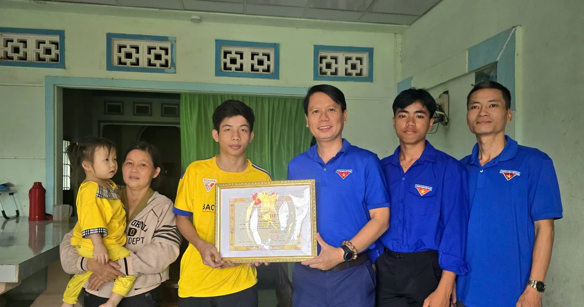 Tỉnh Đoàn Đắk Lắk tặng Bằng khen nam sinh cứu phi công trong vụ máy bay rơi