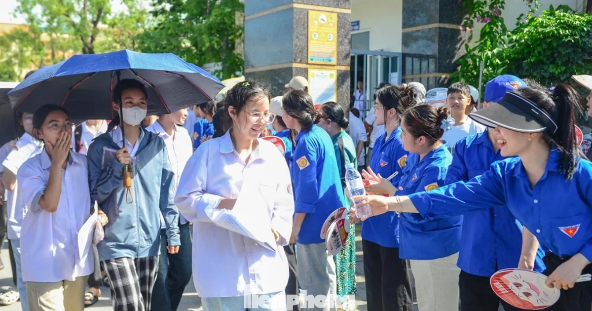 ‘Áo xanh’ đồng hành 51.000 sĩ tử ở Thanh Hóa vượt vũ môn