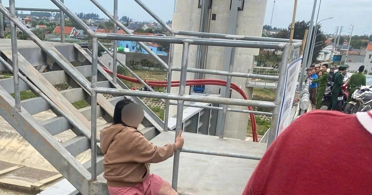 Giải cứu thai phụ leo ra lan can cầu đòi tự tử