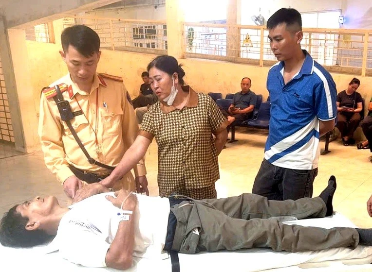 CSGT Thanh Hoá 'mở đường' đưa người đàn ông đột quỵ đến bệnh viện