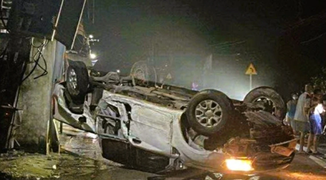 Ô tô bán tải lật ngửa va vào xe máy, vợ chồng giáo viên thương vong