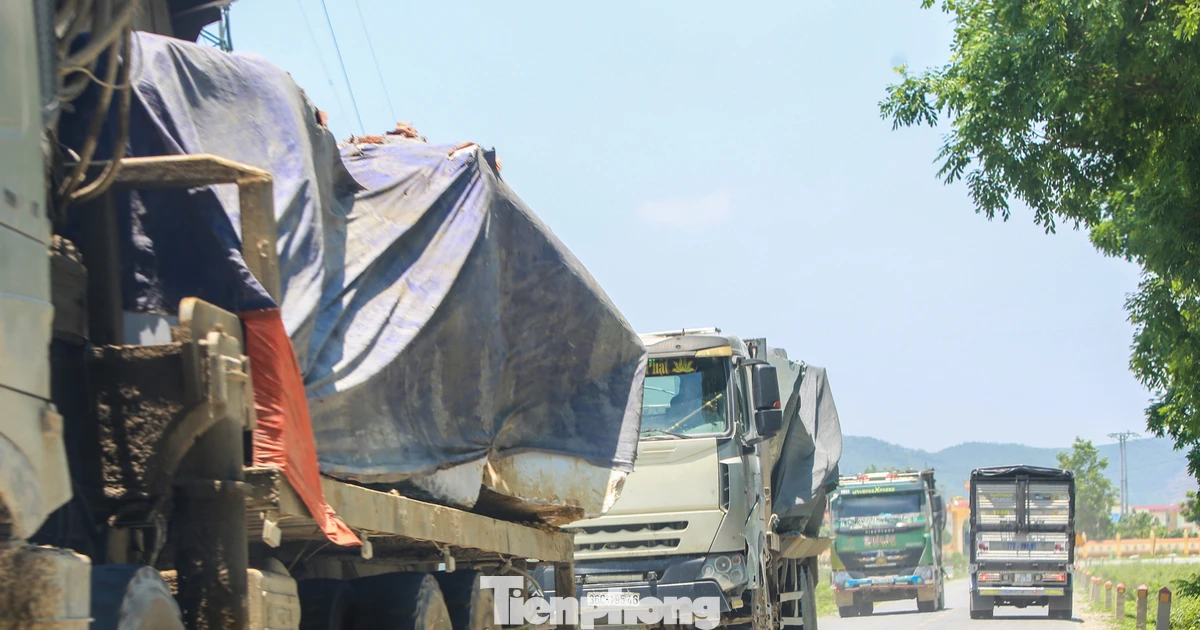 Khiếp vía xe Howo chở đá 'khủng', nghênh ngang trên quốc lộ ở Thanh Hóa