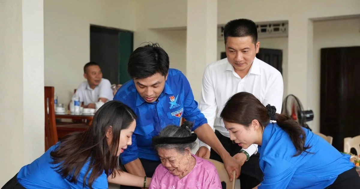 Bữa cơm ấm tình của tuổi trẻ Thanh Hóa với mẹ Việt Nam Anh hùng 97 tuổi