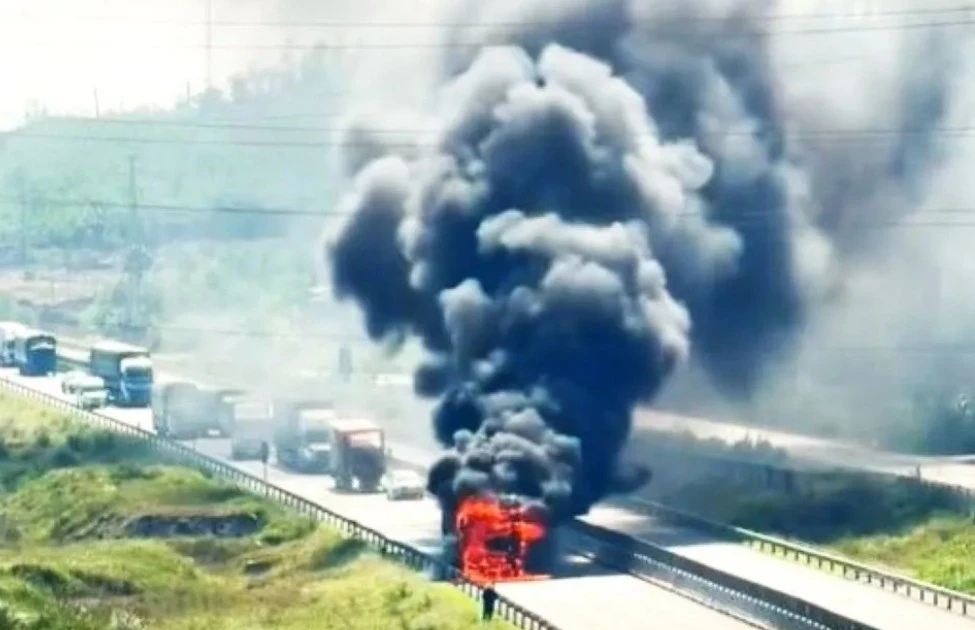 Xe tải cháy ngùn ngụt trên cao tốc qua Thanh Hóa