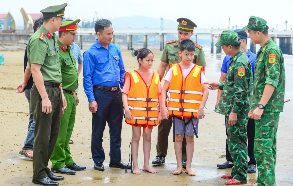 Công an, thanh niên xuống biển, về trường dạy kỹ năng thoát đuối nước dịp hè