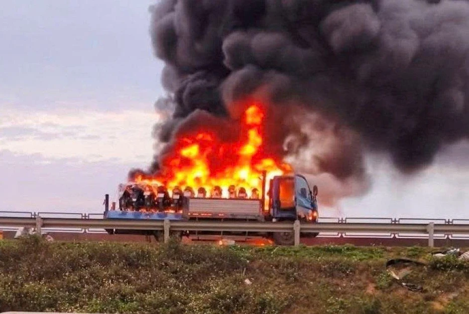 Ô tô tải bốc cháy dữ dội trên cao tốc ở Thanh Hoá