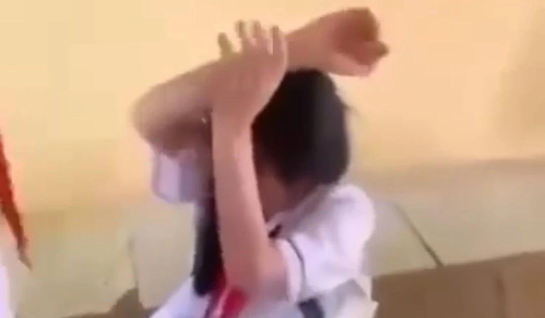 Nữ sinh lớp 8 bị bạn cùng lớp đánh, ép cởi áo để quay clip