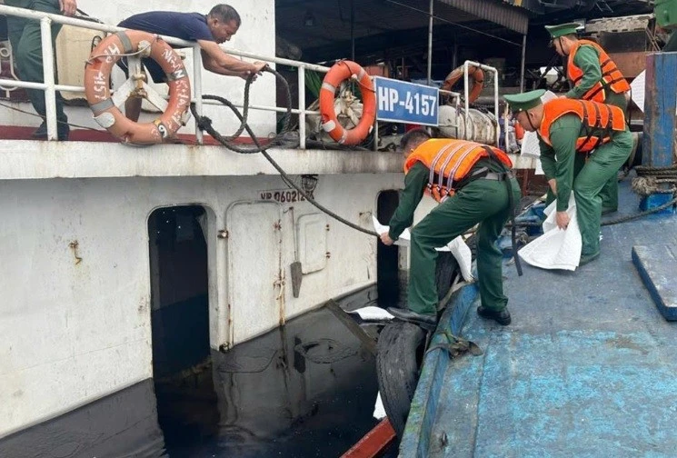 Tàu chở 1.500 tấn cọc bê tông bị chìm ở cảng quốc tế Long Sơn