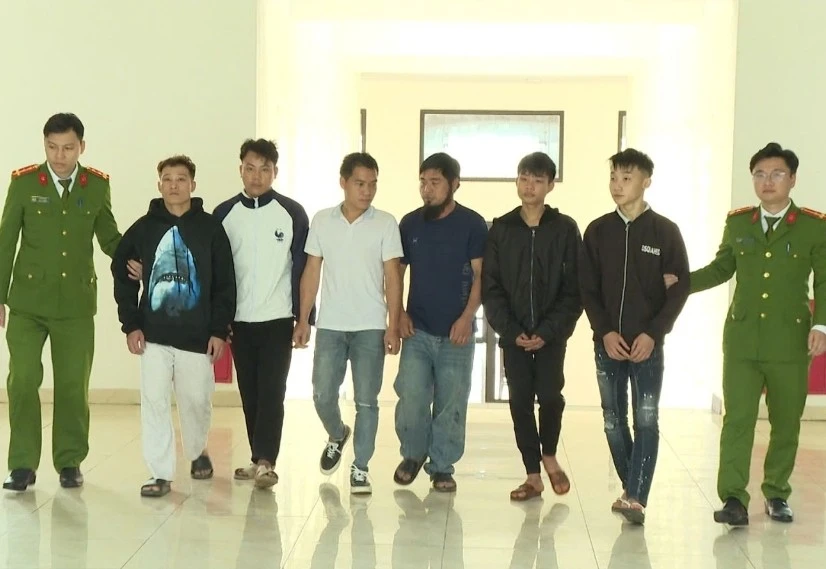 Tung tin thất thiệt 'bị công an đánh' để gọi người đến trụ sở quay video, hò hét