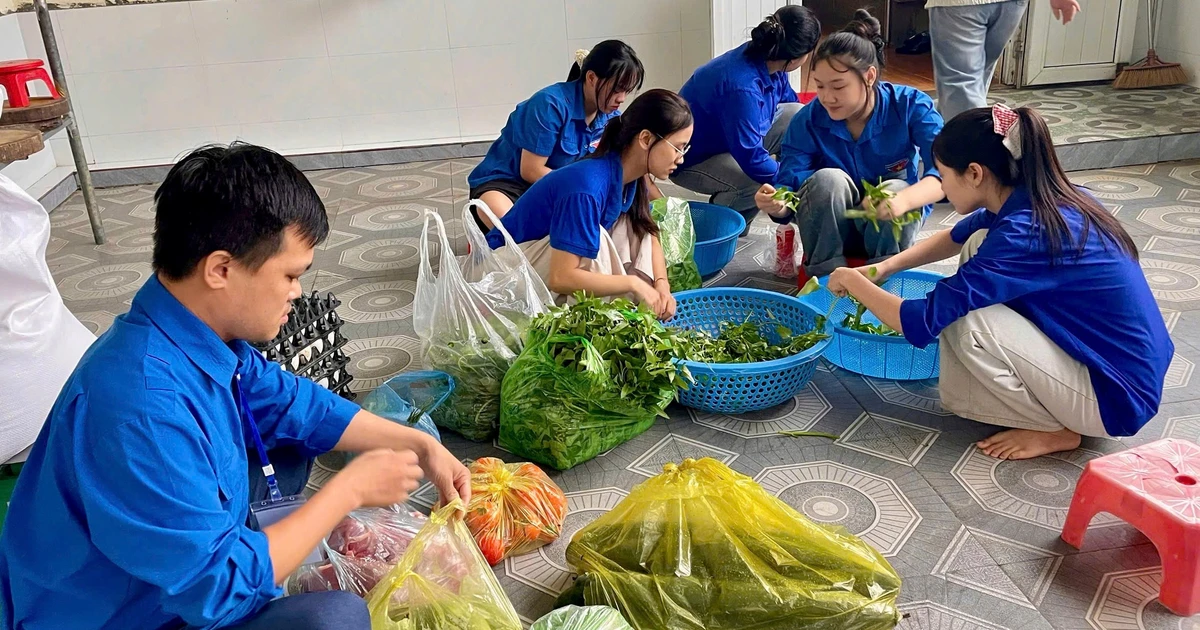 ‘Áo xanh’ vào bếp nấu những bữa cơm nghĩa tình cho sĩ tử