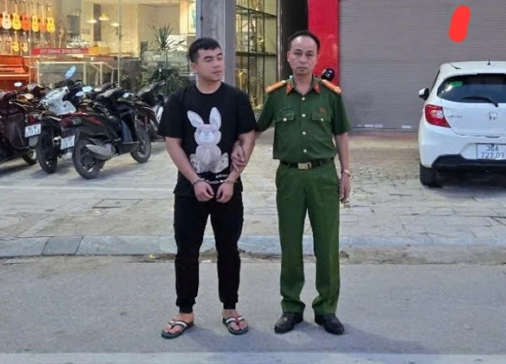 Tạm giữ tài xế taxi hành hung nam shipper giữa đường