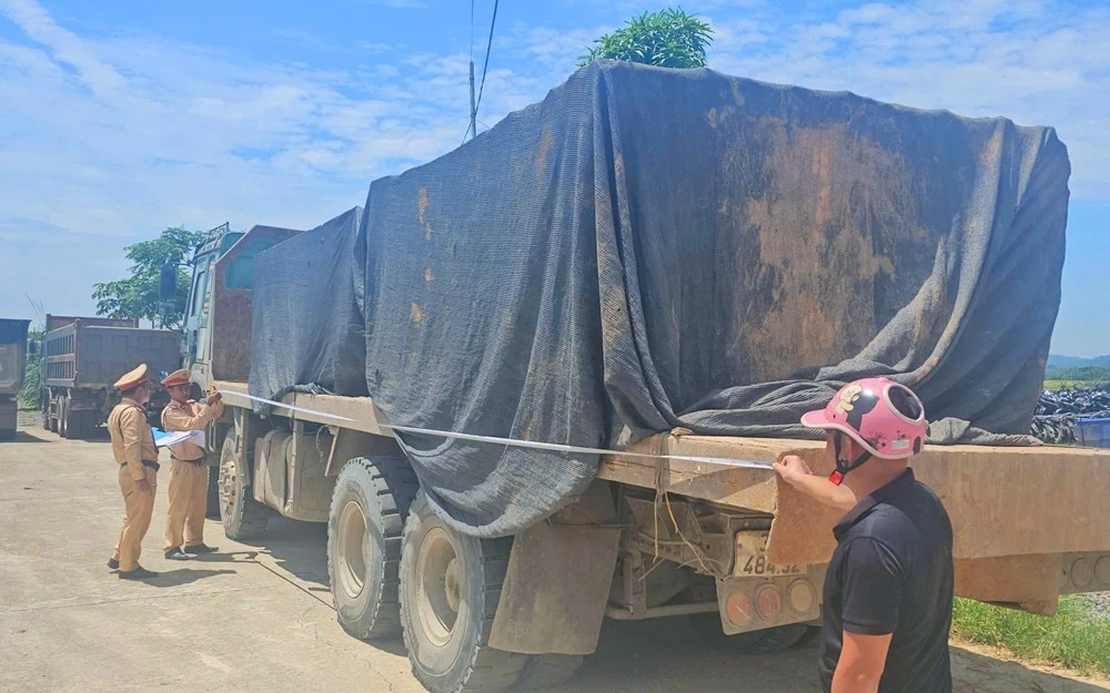 Thanh Hóa xử lý loạt xe chở đá ‘khủng’ quá khổ, quá tải trên quốc lộ