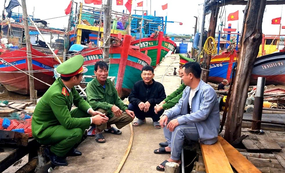 'Gõ cửa từng nhà, xuống từng thuyền' tuyên truyền ngư dân bầu cử