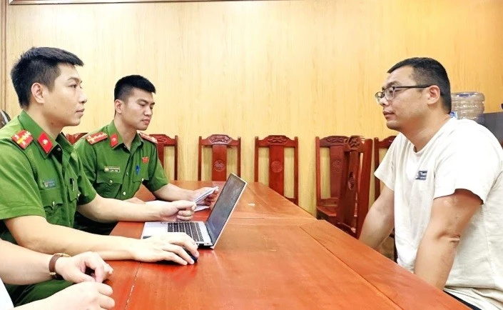 Xả chất thải không qua xử lý ra môi trường, giám đốc cùng 2 nhân viên trại lợn bị khởi tố