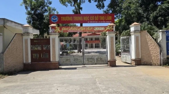 Thầy giáo bị chấm dứt hợp đồng vì làm lộ đề thi học kỳ
