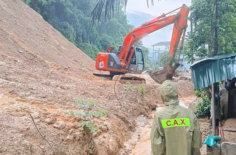 Núi nứt sau mưa lớn, nhiều hộ dân Thanh Hóa phải di dời khẩn cấp