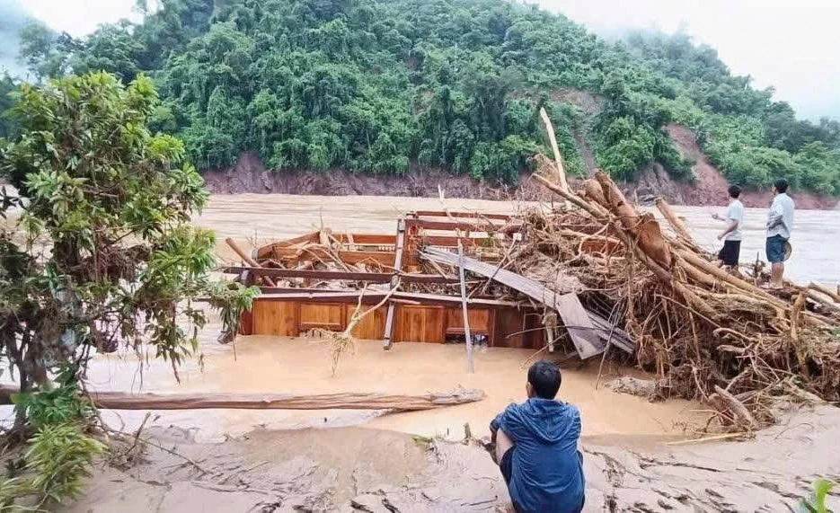 'Mất hết rồi'... Nước mắt lẫn trong bùn lũ ở Nghệ An