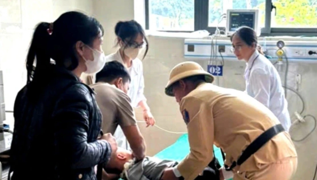 Cảnh sát giao thông mở đường đưa cháu bé bị co giật đi cấp cứu