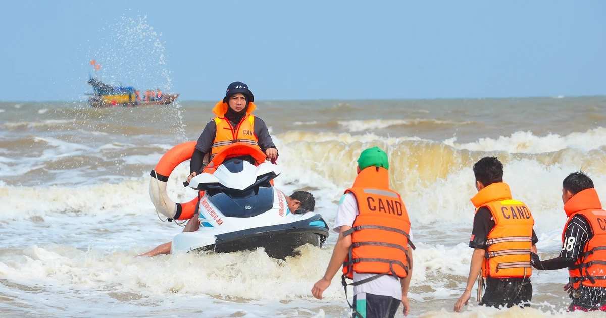 Công an diễn tập vượt sóng dữ cứu người gặp nạn trên biển Sầm Sơn