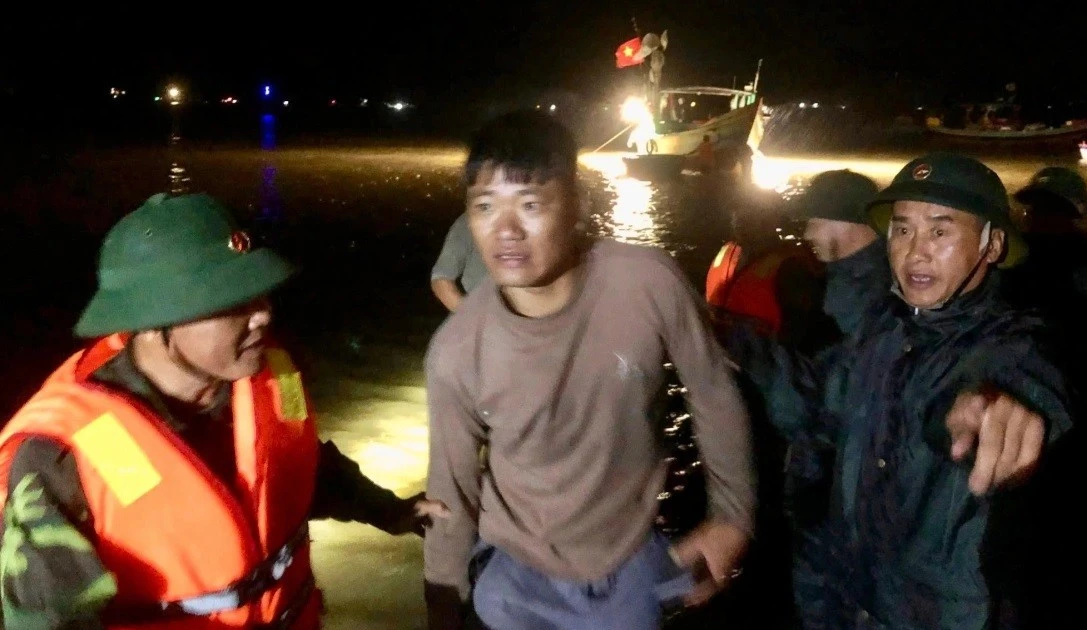 Tàu du lịch bị chìm trên biển Hà Tĩnh, 34 người may mắn thoát nạn