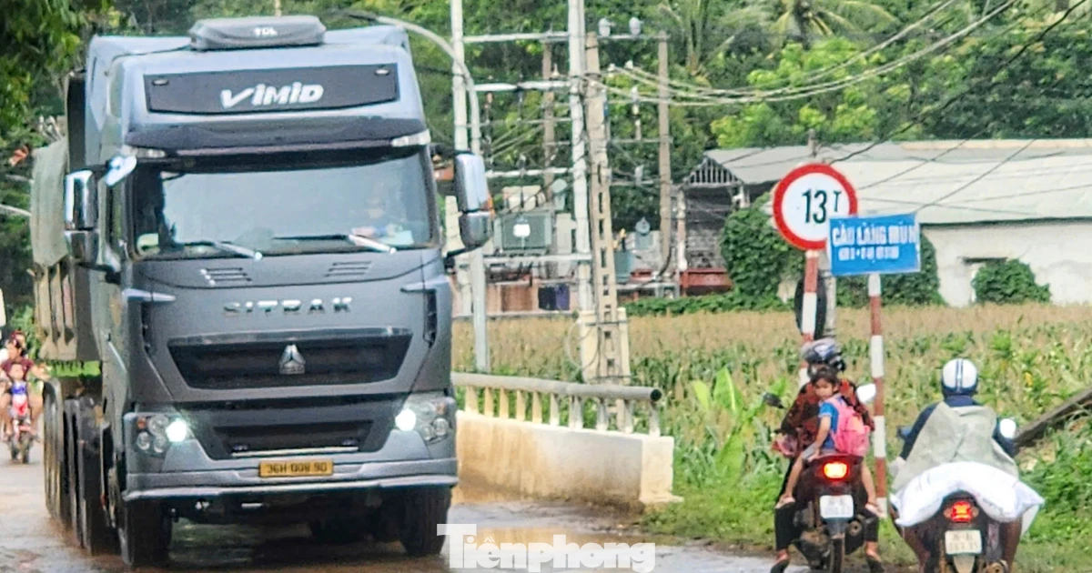 Thanh Hóa: Dừng dàn xe đầu kéo chở đất nặng hàng chục tấn chạy qua cầu tải trọng 13 tấn