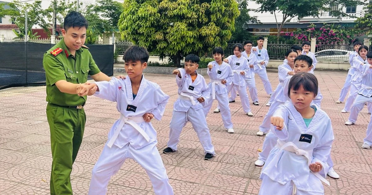 Công an xã mở lớp võ miễn phí cho trẻ em